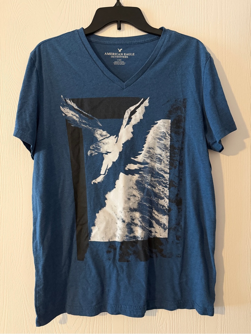 American Eagle Outfitters Men's Deep Blue V‑Neck Eagle Graphic Tee